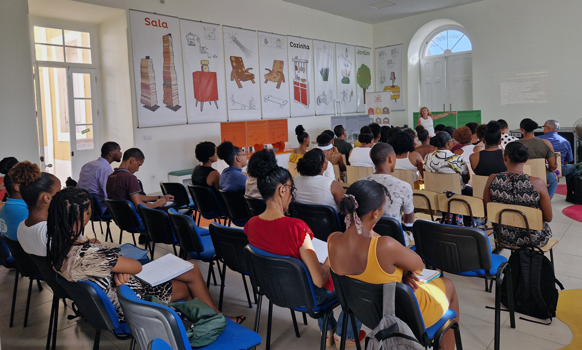 Aula-Conferência-sobre-Molière-é-Ministrada-no-Pólo-do-Mindelo.jpg