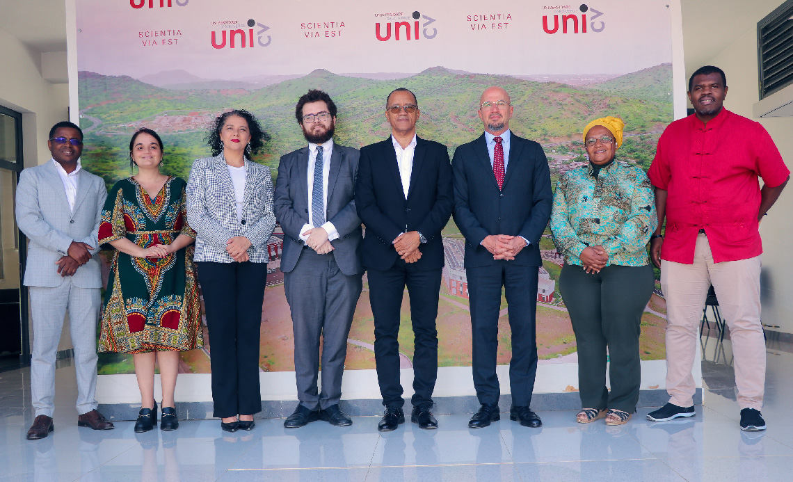 Embaixador-do-Brasil-visita-a-Uni-CV-e-defende-reforço-de-parcerias-academicas.jpg