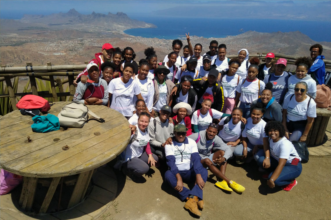 Estudantes-da-Uni-CV-fazem-campanha-de-limpeza-no-Monte-Verde-.jpg