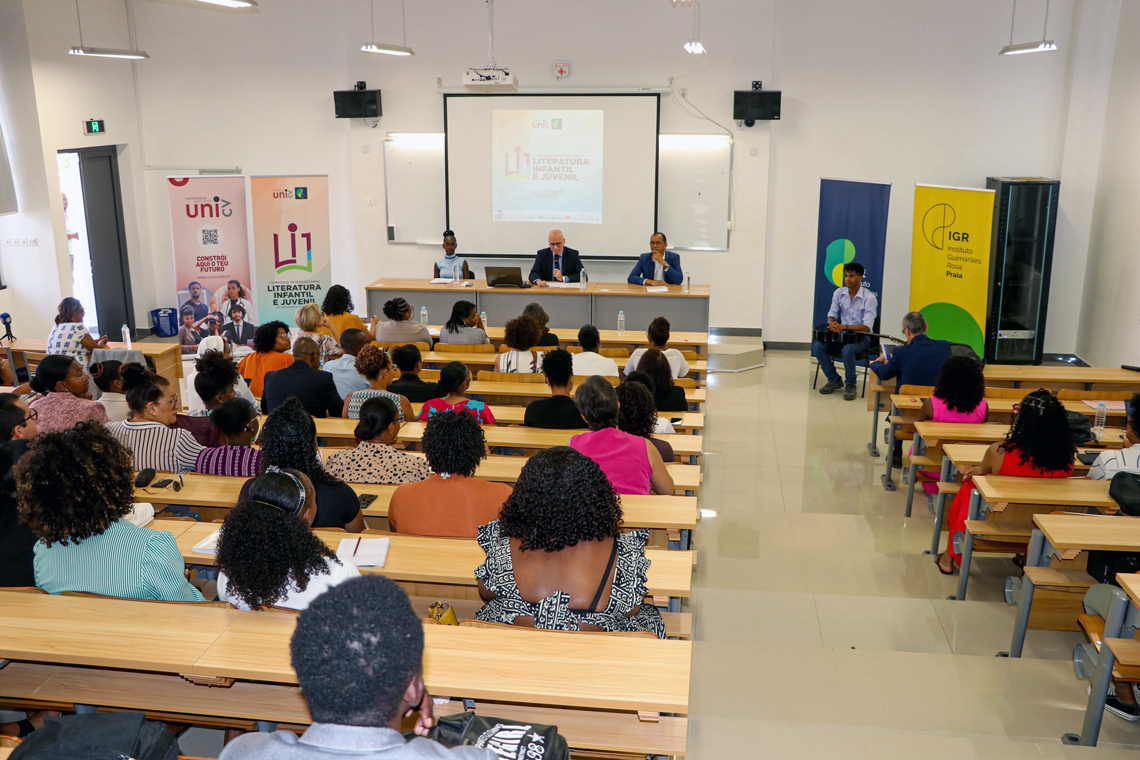 Iniciou-se_hoje_I_Simpósio_de_Literatura_Infantil_e_Juvenil_de_Cabo_Verde.jpg