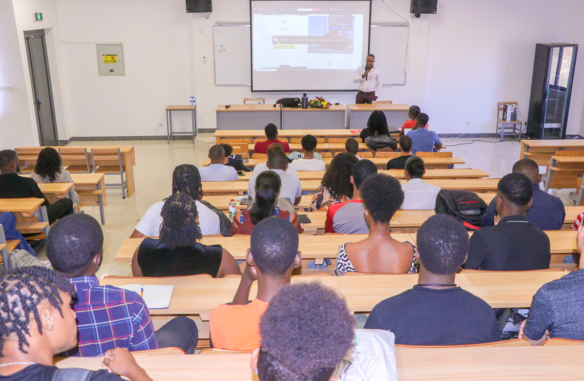 Palestra-na-Uni-CV-destaca-avanços-na-Gestão-de-Infraestruturas.jpg