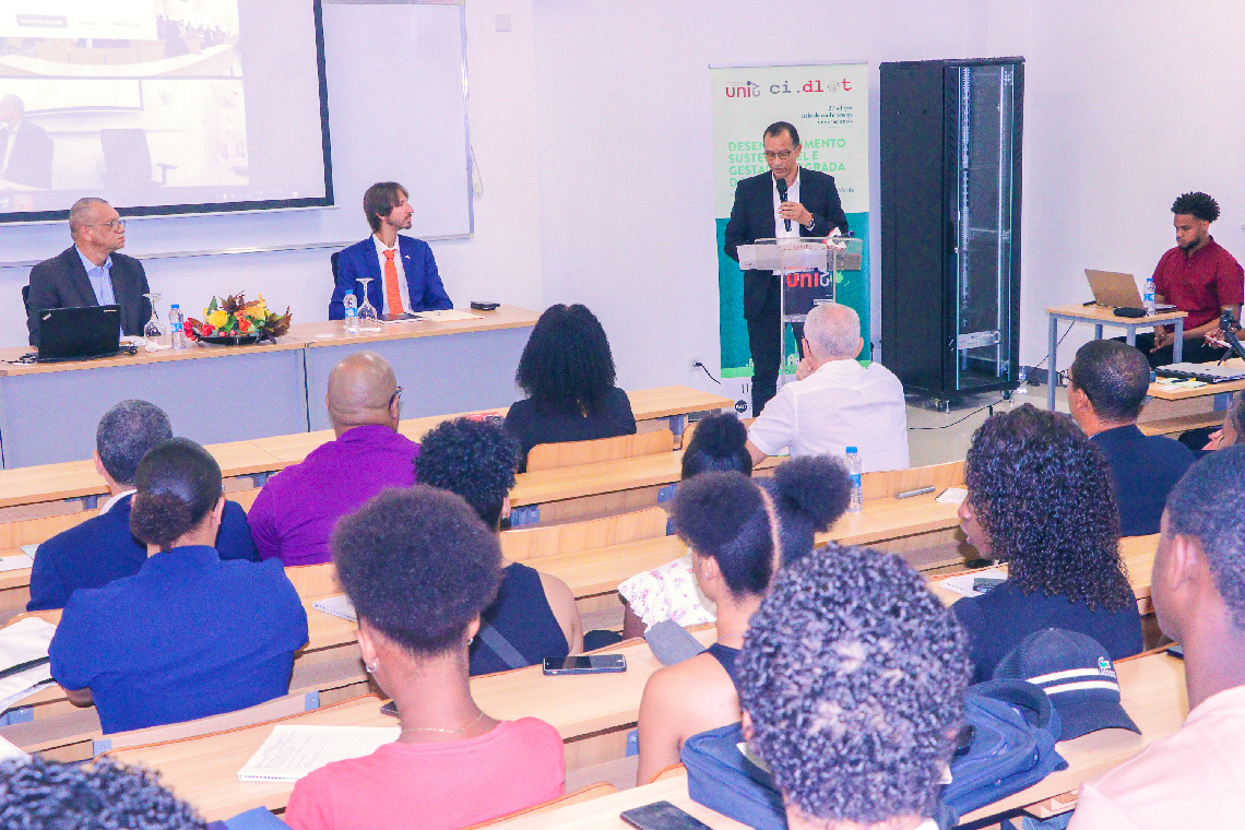 Uni-CV-promove-conferência-internacional-Global-Research-on-Grogue-para-debater-políticas-e-investigação-sobre-a-produção-de-álcool-artesanal-em-Cabo-Verde.jpg