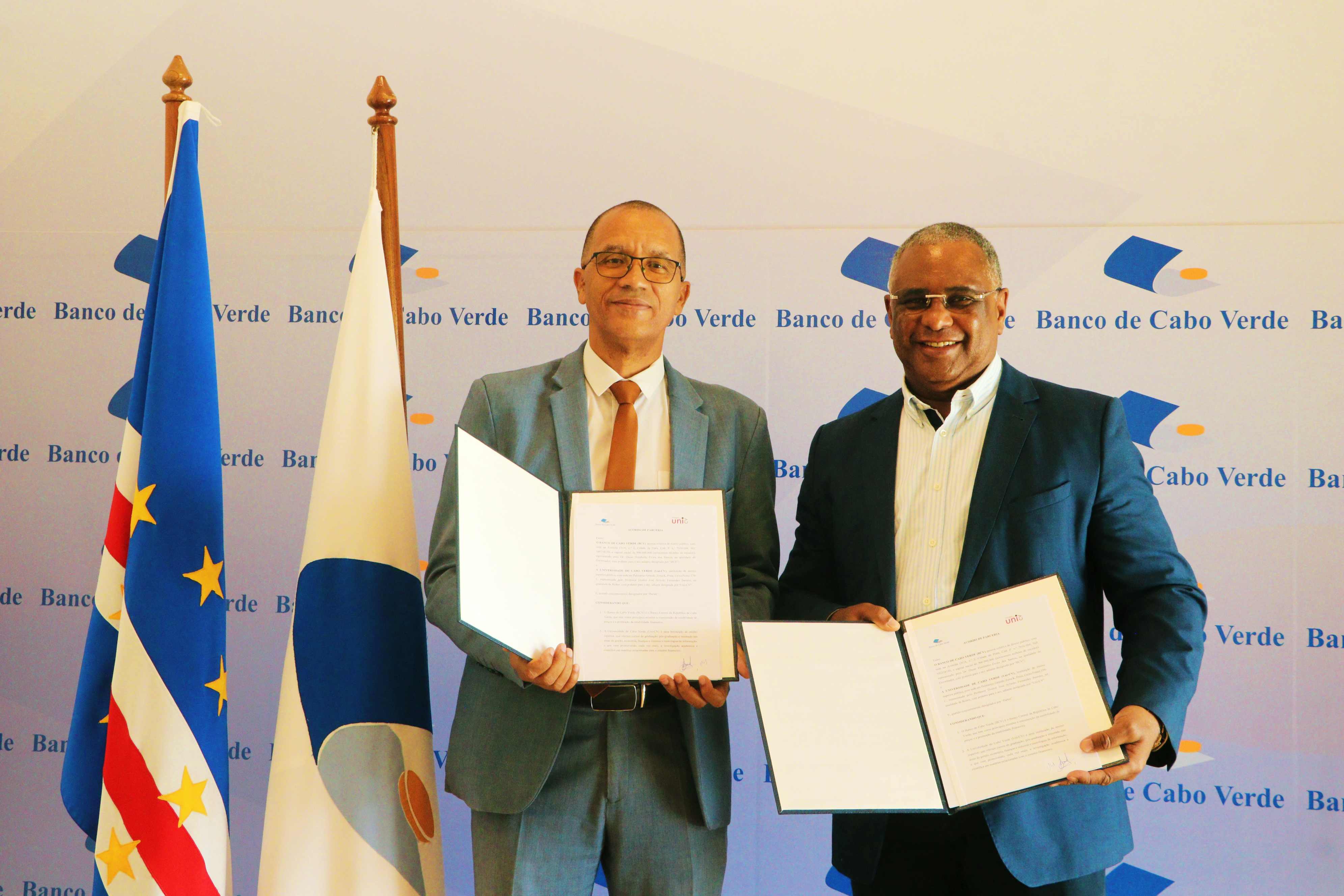 Uni-CV_e_Banco_de_Cabo_Verde_assinam_acordo_para_promover_formação_e_investigação_no_setor_financeiro.JPG