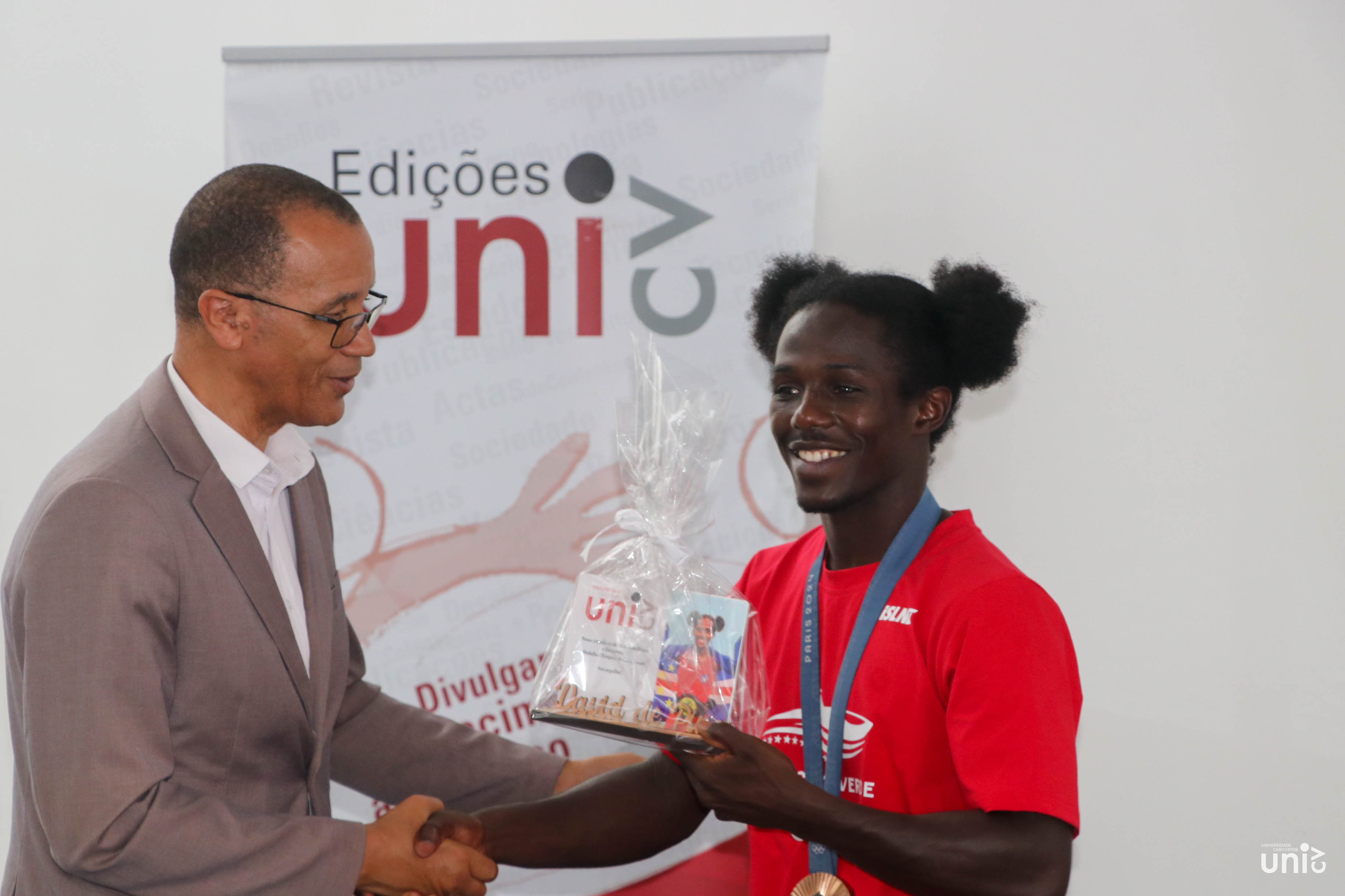 Uni-CV_homenageia_David_de_Pina_primeiro_medalhado_olímpico_de_Cabo_Verde____.jpg